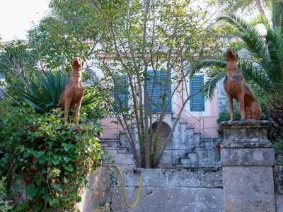 L�edificio, sorvegliato da due statue in ceramica di levrieri, � contraddistinto da due scale simmetriche che si uniscono sul pianerottolo d�ingresso